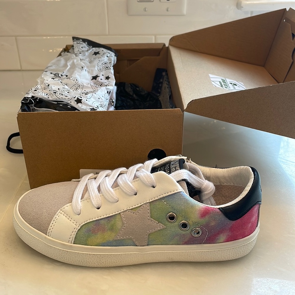 Brand New Vintage Havana Girls Sneakers sz4